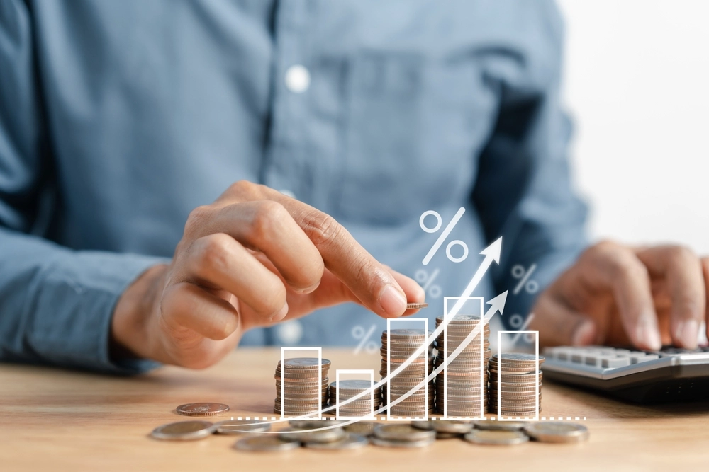 Geschäftsmann stapeln Geldmünzen